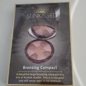 Sun-kissed ✨ bronzing compact will add brush